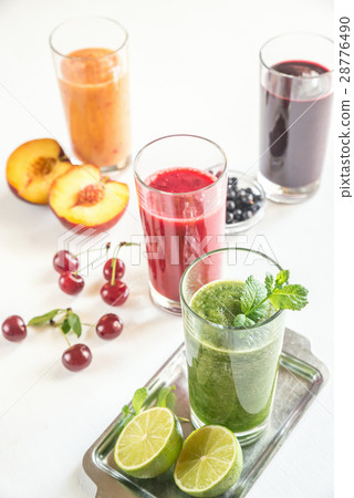 Fruit and vegetable smoothies 28776490