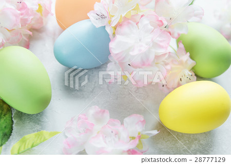 Easter composition with flowers and Easter eggs 28777129