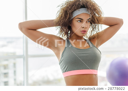 Concentrated mulatto girl doing exercise Concentrated mulatto girl doing exercise 28778022