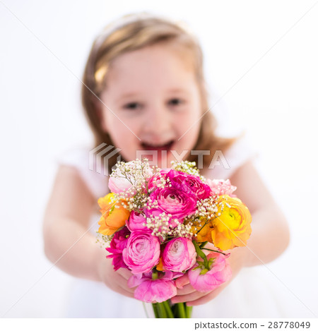 Little girl with flower bouquet Little girl with flower bouquet 28778049