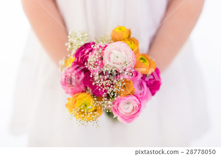 Little girl with flower bouquet 28778050