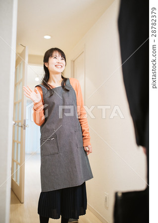 Morning couple looking around 28782379