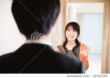 Morning couple looking around 28782384