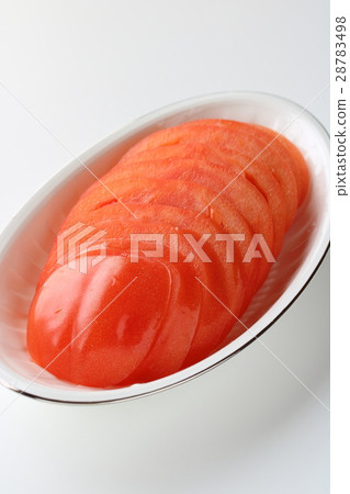 Cutting tomatoes 28783498