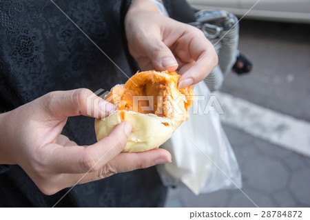 Steamed dumpling or chinese bun thai tea Steamed dumpling or chinese bun thai tea 28784872