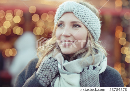 Christmas portrait of the girl and the decoration of the city Christmas portrait of the girl and the decoration of the city 28784878