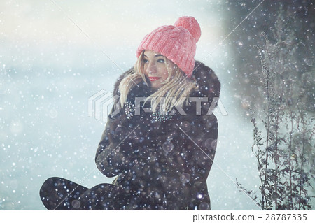 girl winter snow frosty day walk girl winter snow frosty day walk 28787335