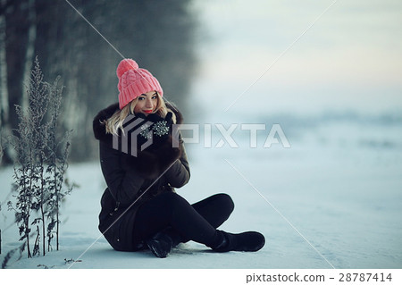 smiling young woman winter cold day nature smiling young woman winter cold day nature 28787414