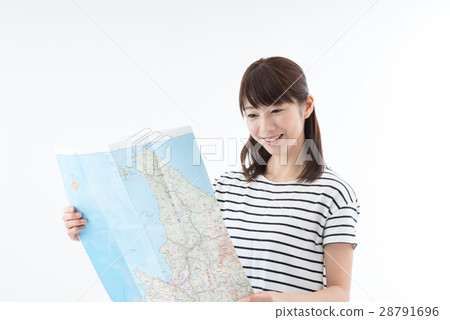 觀看地圖和計劃旅行的婦女 28791696