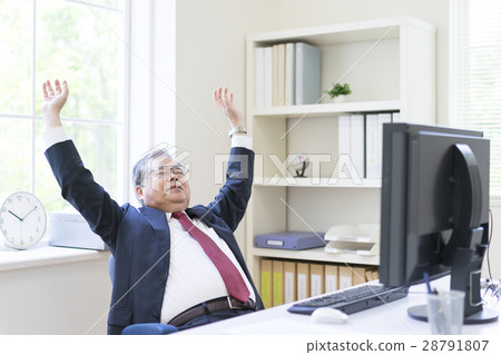 Businessman who stretches backwards 28791807