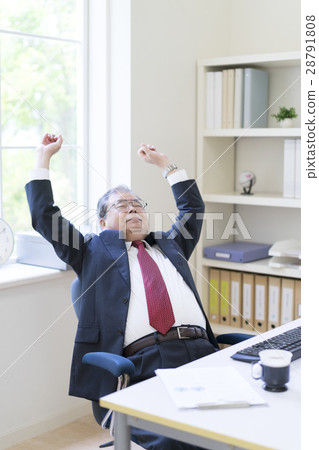向後延伸的商人 28791808