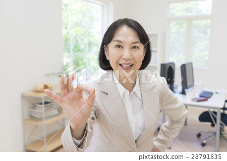 穿著一個好標誌的衣服的一名婦女 穿著一個好標誌的衣服的一名婦女 28791835