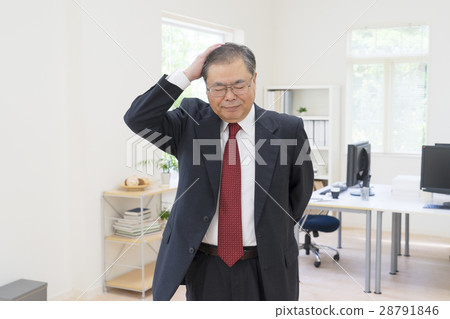 Businessman holding his head 28791846
