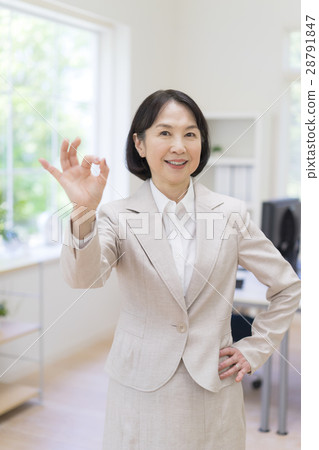 穿著一個好標誌的衣服的一名婦女 28791847