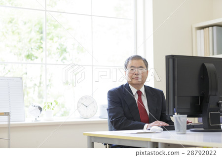 在書桌上的一個商人 28792022