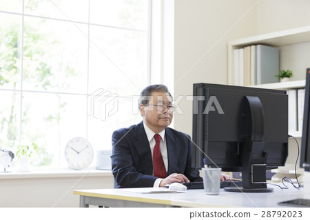 在書桌上的一個商人 28792023
