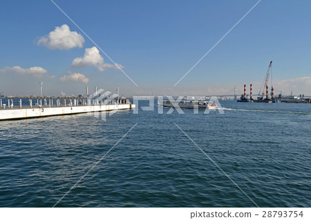 從Purikan-san橋觀看橫濱港和海鱸 從Purikan-san橋觀看橫濱港和海鱸 28793754