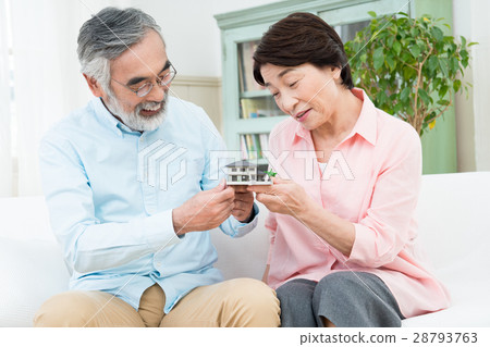 Senior couple (real estate) Senior couple (real estate) 28793763