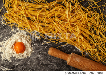 Fresh homemade pasta, spaghetti. 28797081