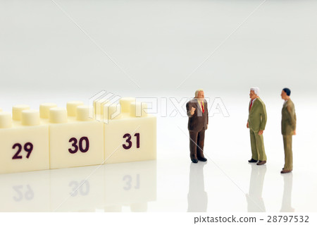 Businessmen at the end of the month 28797532