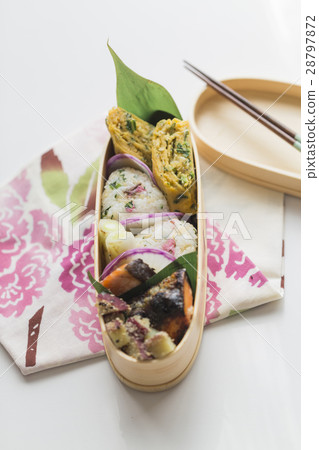 與飯糰的日本米鯊午餐 與飯糰的日本米鯊午餐 28797872