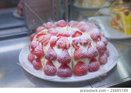 Strawberry cake 28805789
