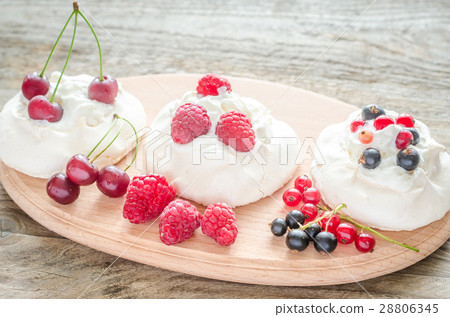 Meringue cakes with fresh berries 28806345