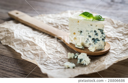 Piece of the blue cheese on the wooden spoon 28806686