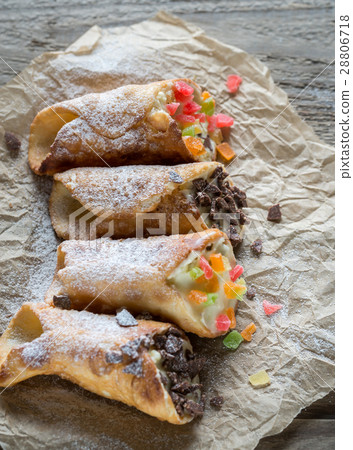 Cannoli stuffed with cream cheese 28806718