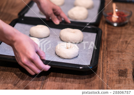 Making bagels 28806787