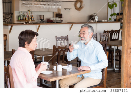 Senior couple (cafe) 28807151