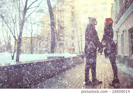 couple snowing city street 28808014