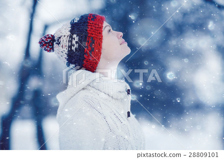 happy girl catches snowflakes mouth happy girl catches snowflakes mouth 28809101