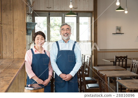 Senior couple (cafe) 28810896