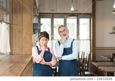 Senior couple (cafe) Senior couple (cafe) 28810898
