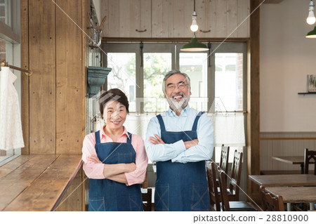 Senior couple (cafe) 28810900