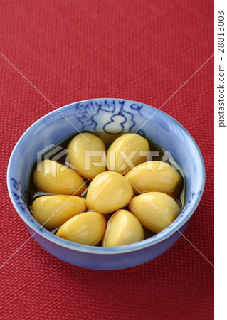 Pickled garlic in soy sauce Pickled garlic in soy sauce 28813003