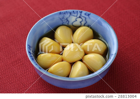 Pickled garlic in soy sauce Pickled garlic in soy sauce 28813004