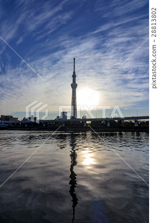 從隅田川大陽台觀看的東京天空樹在日出 從隅田川大陽台觀看的東京天空樹在日出 28813802
