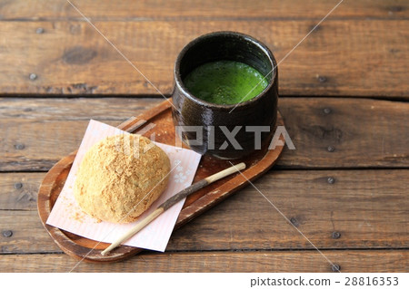 Handmade kinako ohagi and matcha Japanese sweets plate Handmade kinako ohagi and matcha Japanese sweets plate 28816353