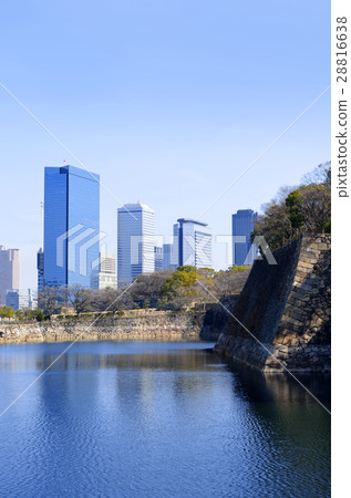 外面護城河和大阪城堡的摩天大樓 外面護城河和大阪城堡的摩天大樓 28816638