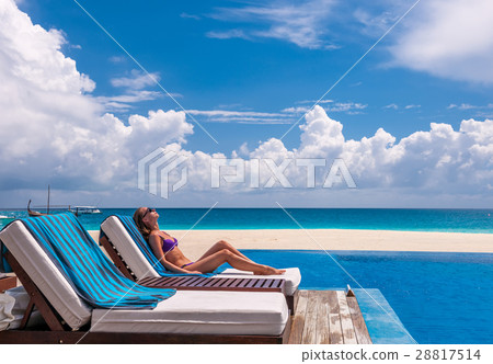 Woman relaxing at the poolside 28817514