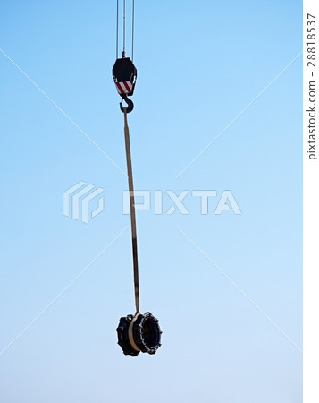 Crane handling 500mm multi joint member pipe. Crane handling 500mm multi joint member pipe. 28818537