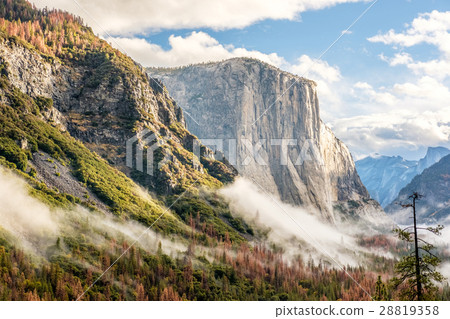 Yosemite Valley at cloudy autumn morning 28819358