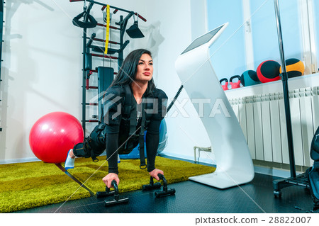 The female athlete doing they exercise in a ems The female athlete doing they exercise in a ems 28822007