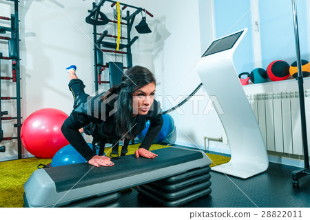 The female athlete doing they exercise in a ems The female athlete doing they exercise in a ems 28822011