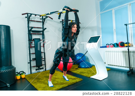 The female athlete doing they exercise in a ems The female athlete doing they exercise in a ems 28822128