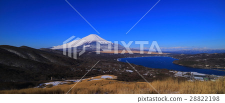 Panorama blue sky in winter Mt. Fuji from Lake Yamanaka · Gunnono (Ming Okami) 28822198