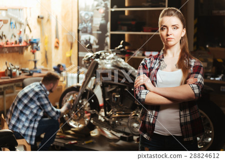 Self-confident female visiting her boyfriend 28824612