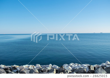 Calm blue sea and blue sky, stony beach 28825015